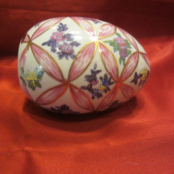 VTG CERAIMC HAND PAINTED LARGE EGG, FLORAL MOTIF - Picture 3 of 7